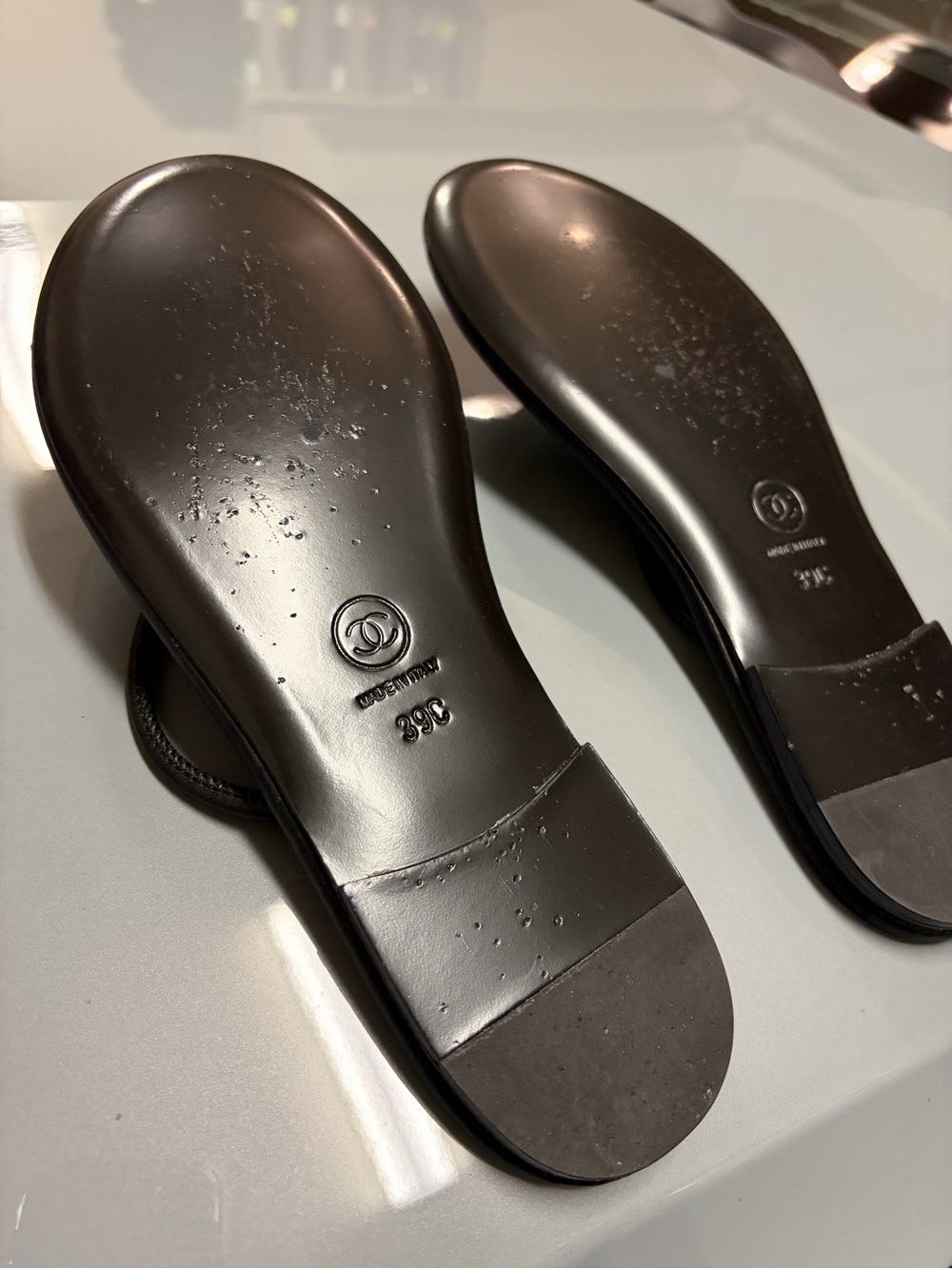 Black Leather CC Thong Sandals with Gold Logo Hardware. Size 39 US8 - Picture 5 of 9